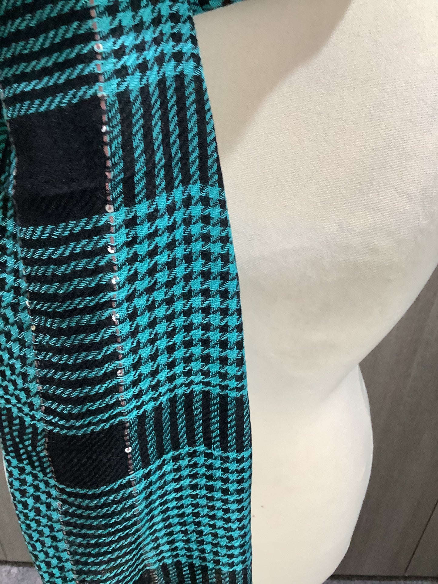 Lovely lightweight scarf, with sequin detail