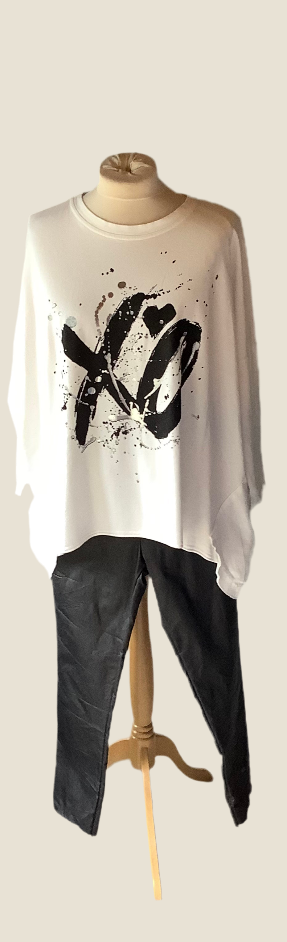 XO brush stroke top.