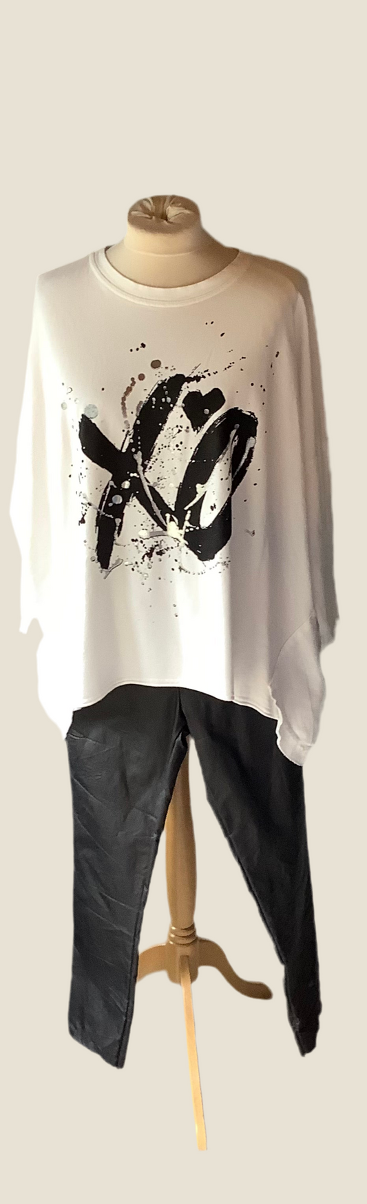 XO brush stroke top.