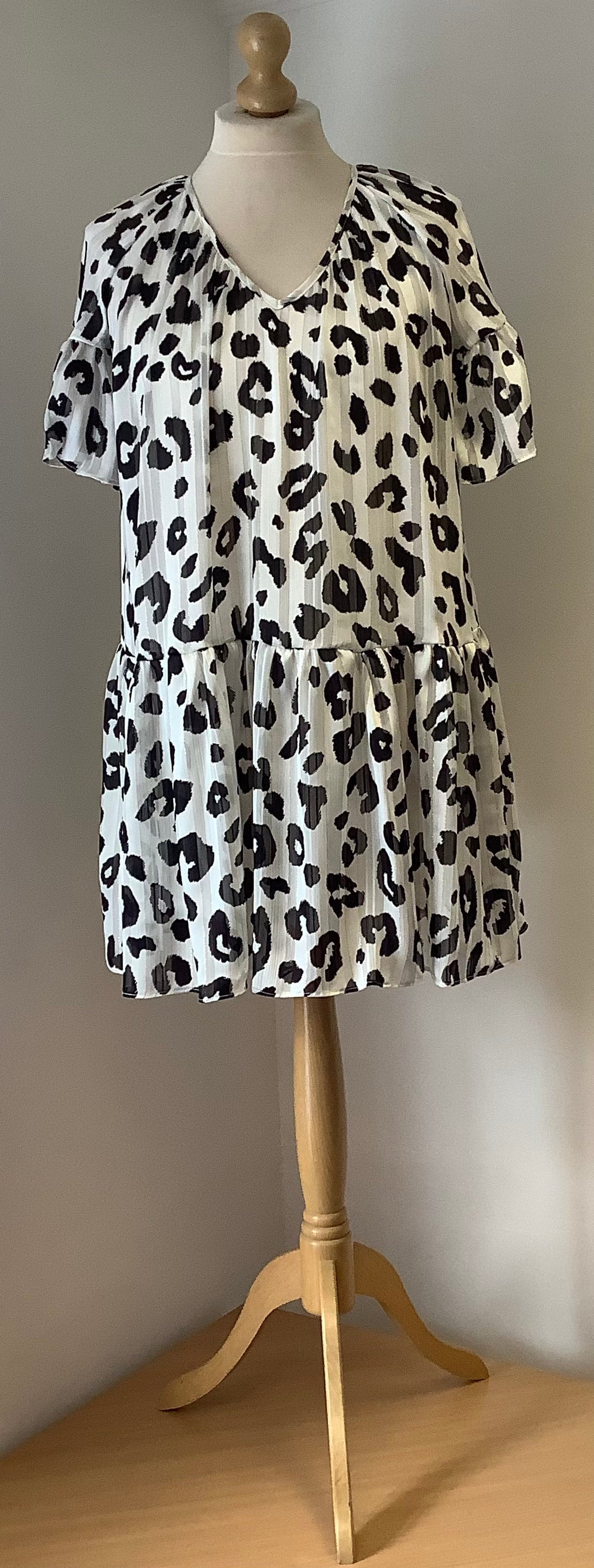 Malissa J V neck chiffon leopard print Dress